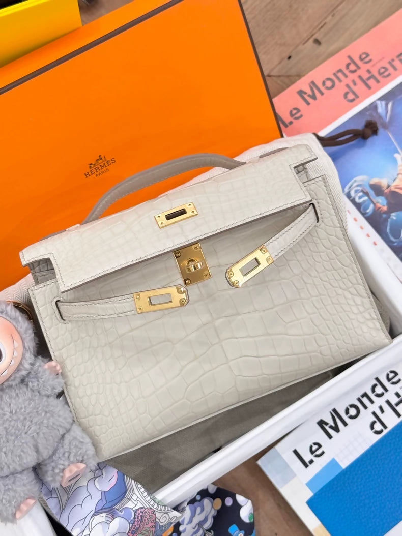 Hermès Kelly Pochette Craie matte crocodile Leather Gold hardware