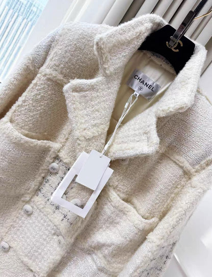 Chanel 21k white ecru tweed coat