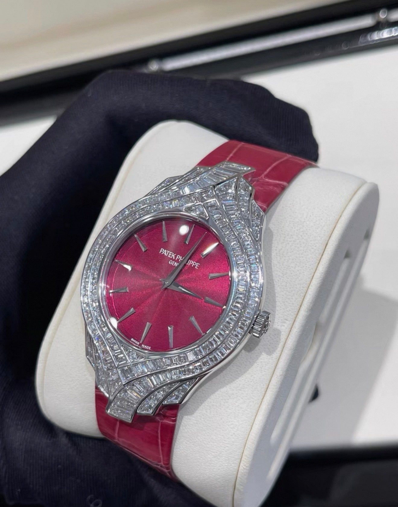 Patek Philippe Calatrava Haute Joaillerie (Reference 4895). A white gold and diamond-set manual wind wristwatch, Mens Watch