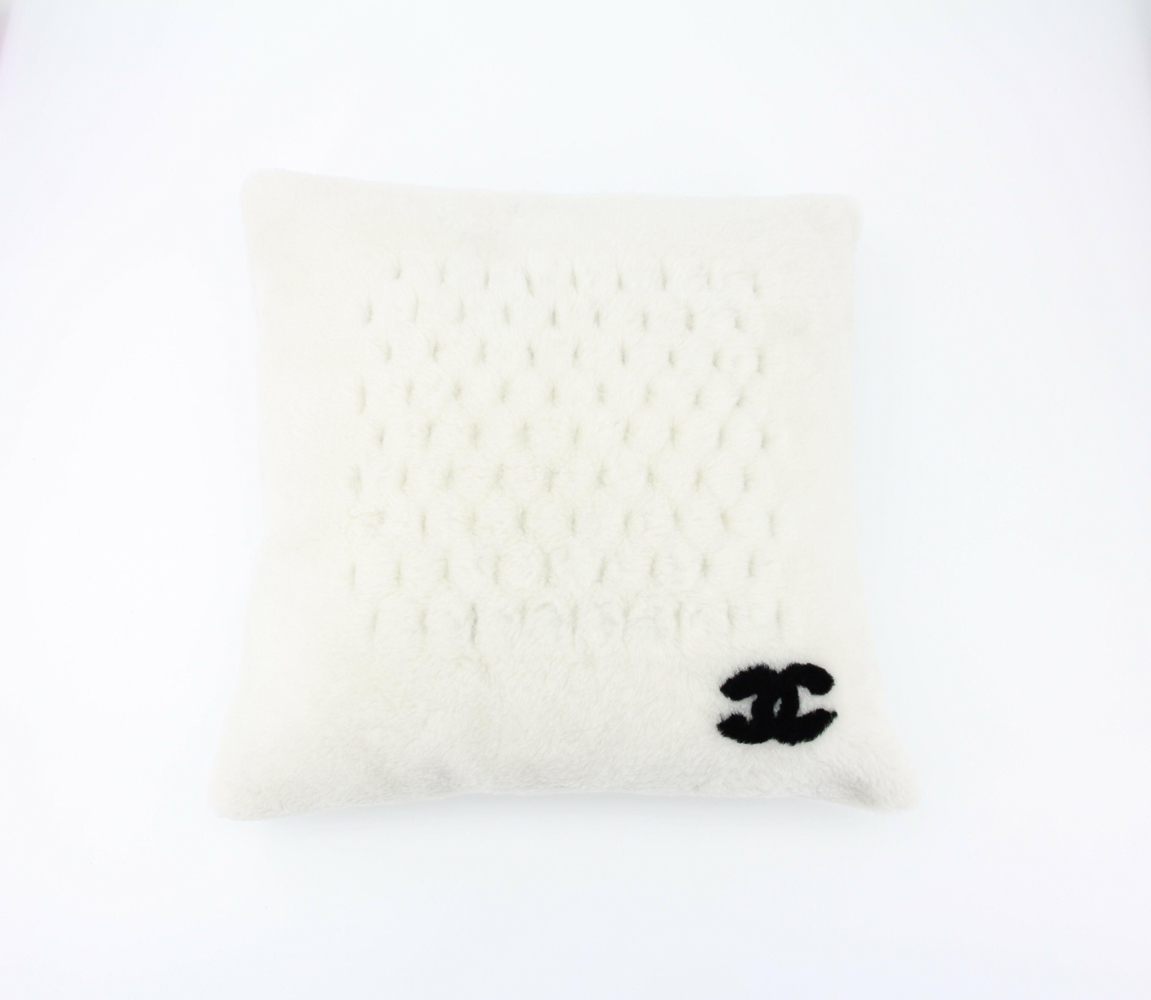 【超稀少】CHANEL COCO MARK 17B CUSHION A2xb6CH3ZS.jpg?v=1753291151&