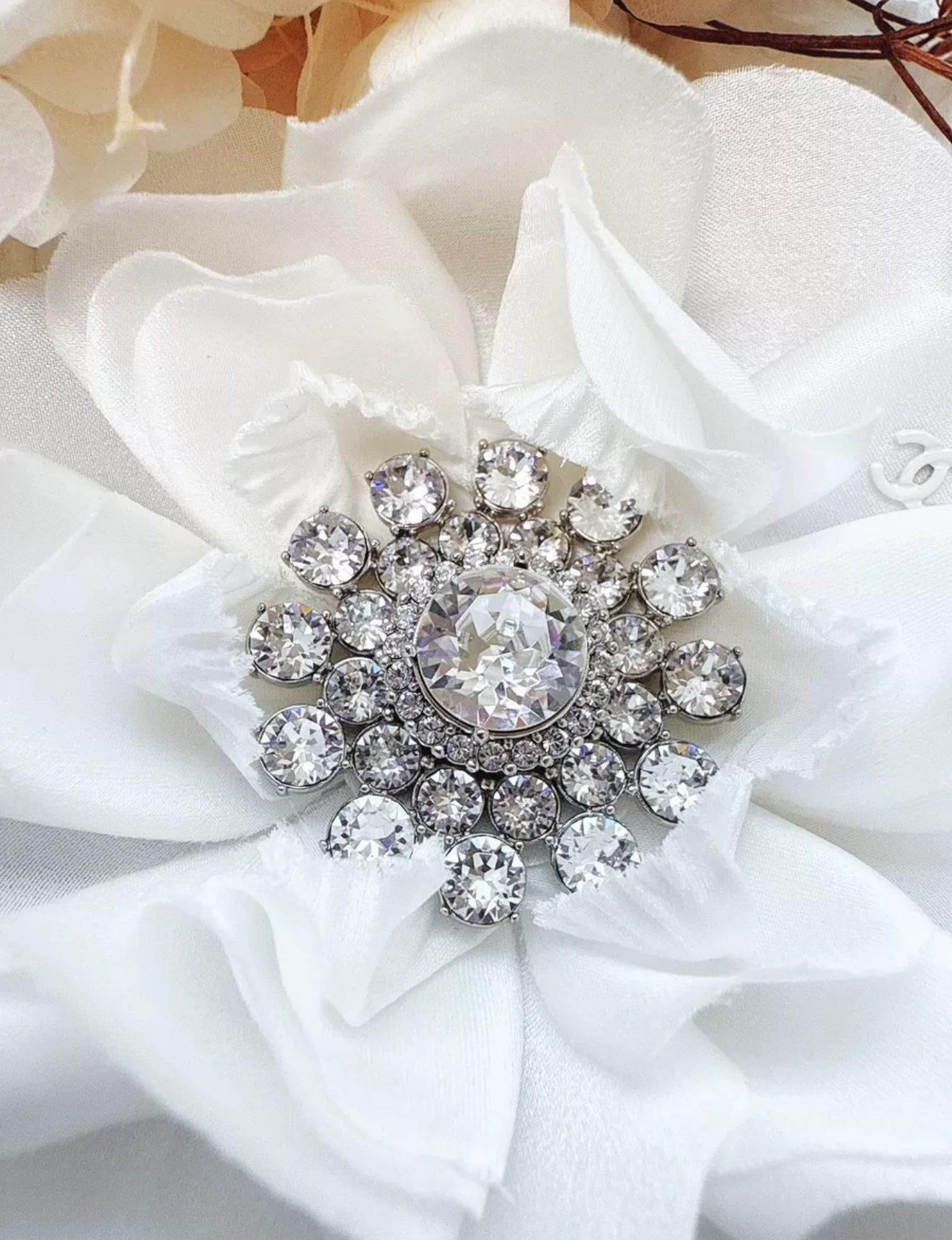Chanel 25a Haute Couture white silk camellia brooch – Wararni.com