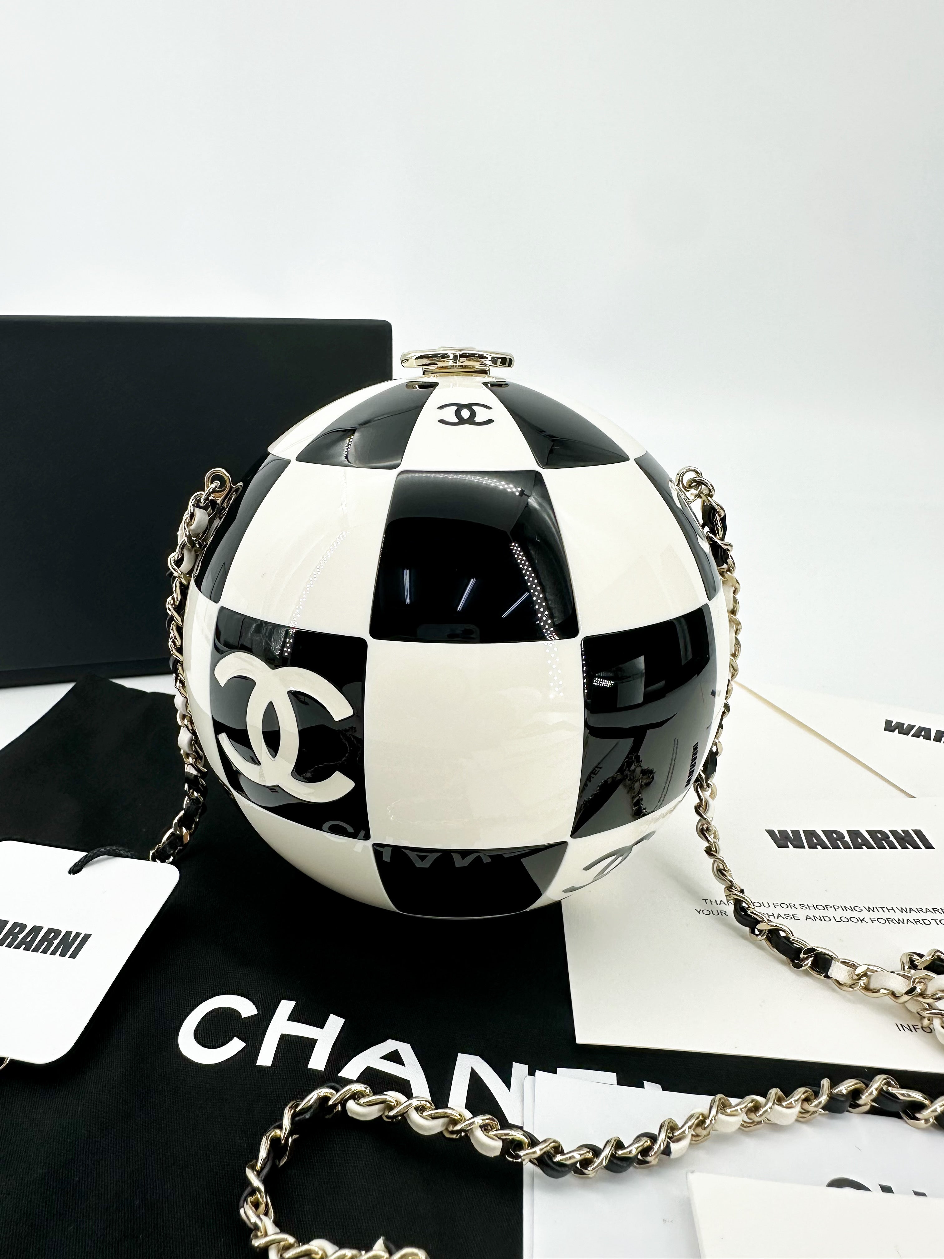 シャネル　CHANEL パース　まる　円形　キルト　白黒　ノベルティ　新 A69FDD11-AFFE-47D1-8C06-
