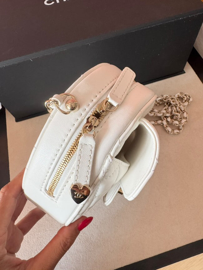 Chanel 22SS White Heart Bag Small size