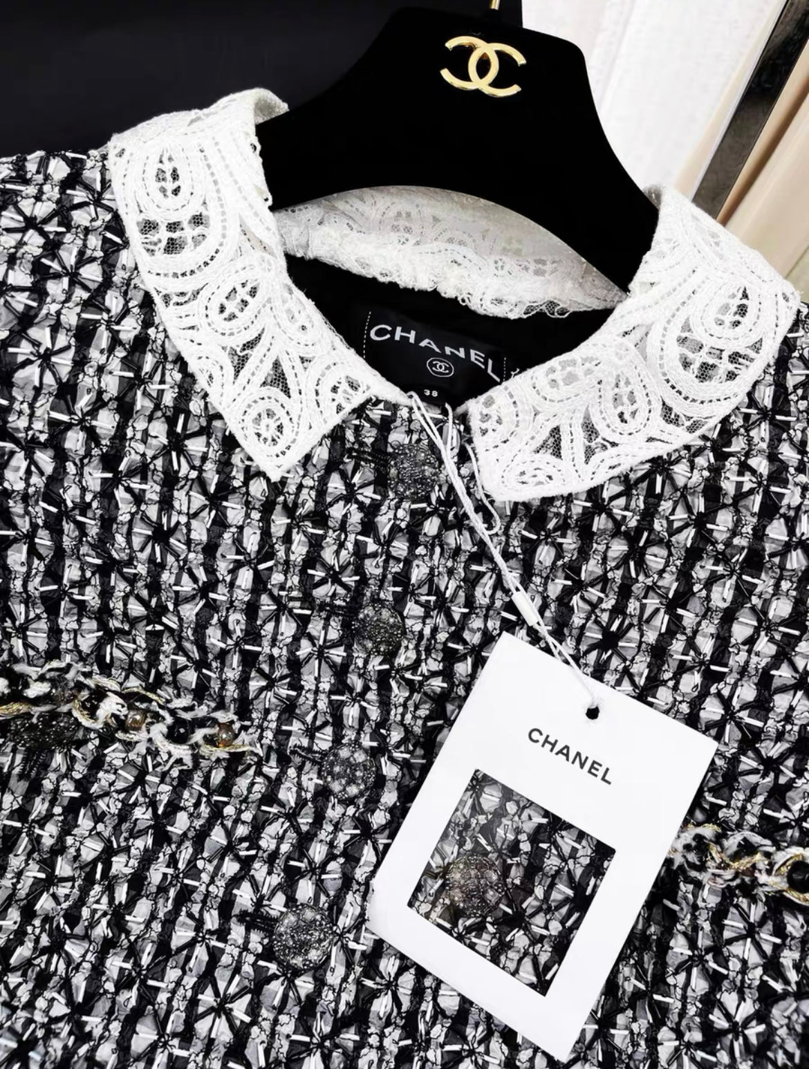 CHANEL ジャケット ホワイト・ブラック From the selection of Chanel's early spring collection, this 25C