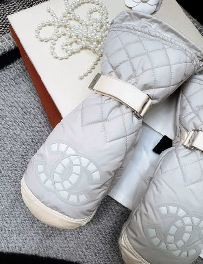 Chanel 21N ski gloves