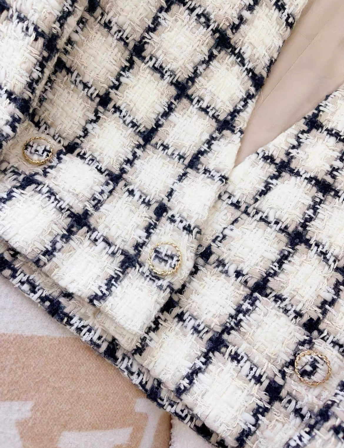 Chanel 19k black & white tweed jacket size 36 – Wararni.com