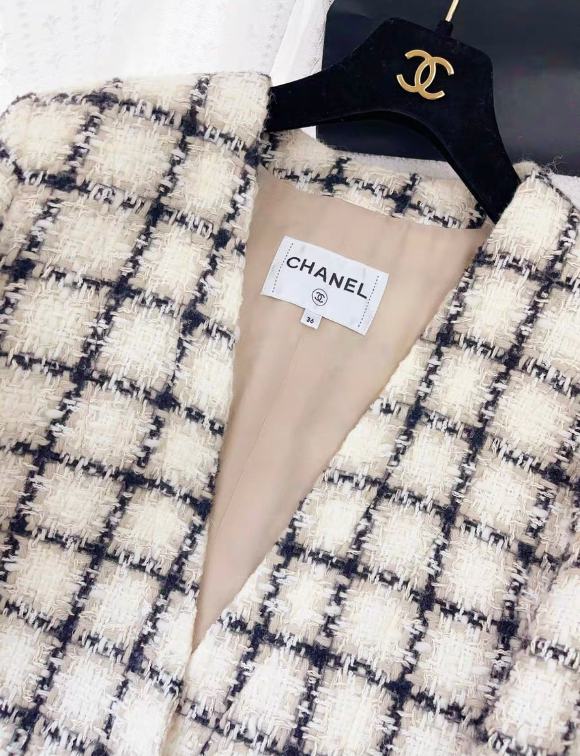 Chanel 19k black & white tweed jacket size 36 – Wararni.com