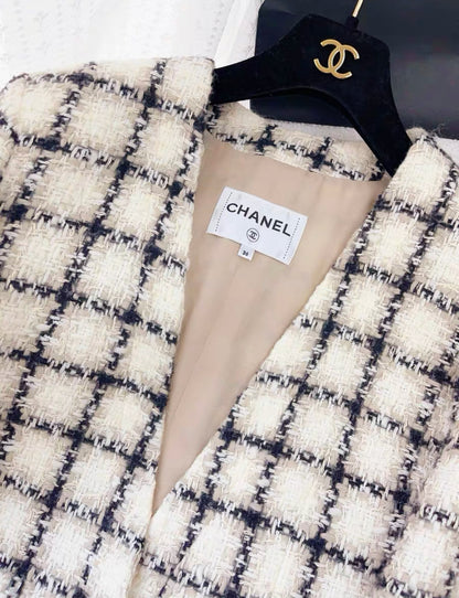 Chanel 19k black & white tweed jacket size 36