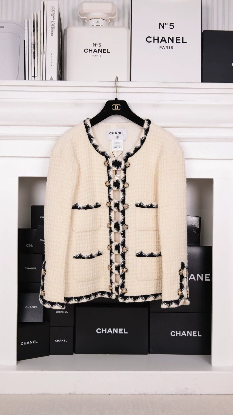 Chanel's 2015 Salzburg runway collection: White double-breasted lion-head button four-pocket jacket