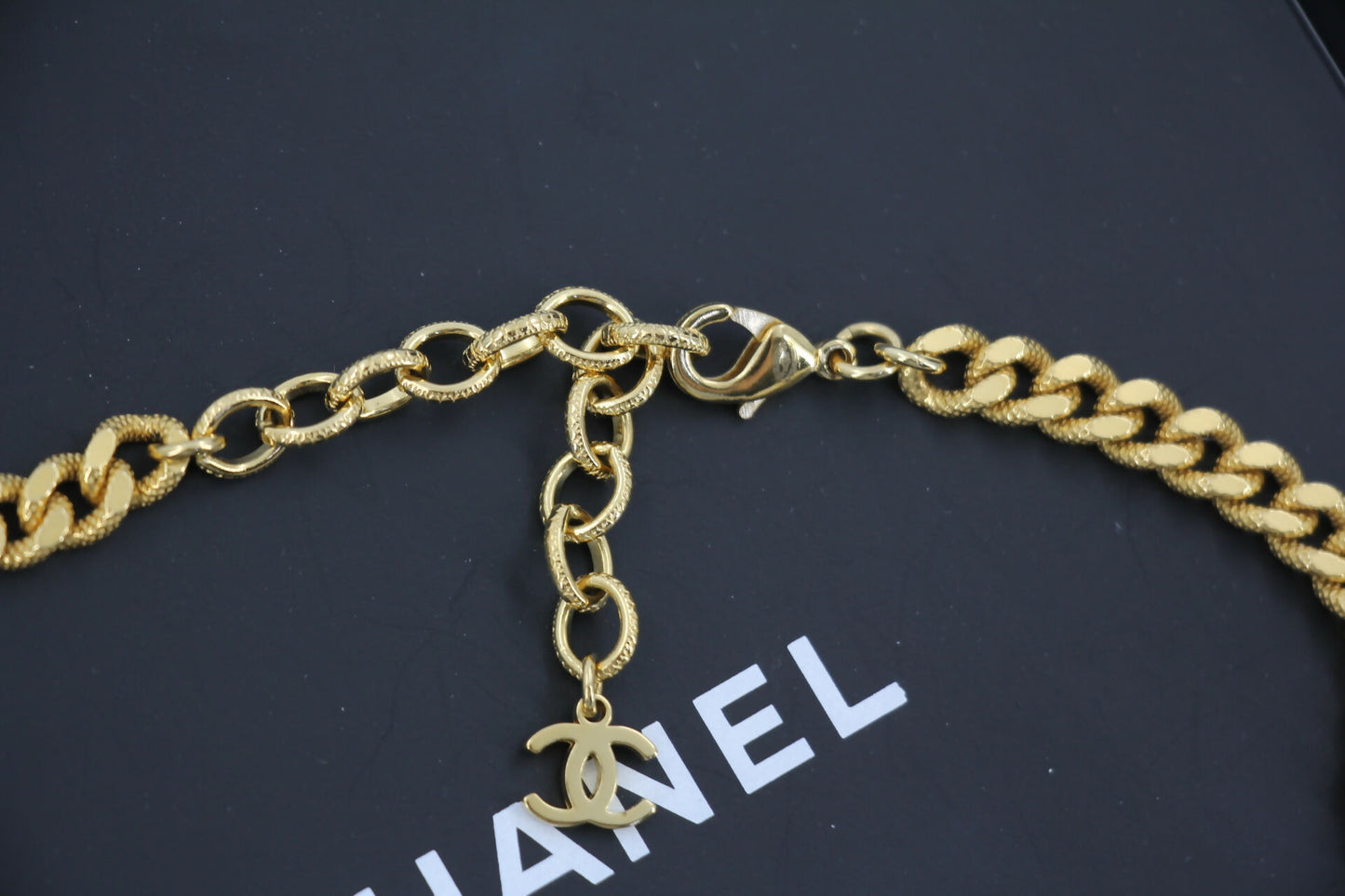 Chanel F22A Metal Rhinestone CC Gold Chunky Chain Short Necklace
