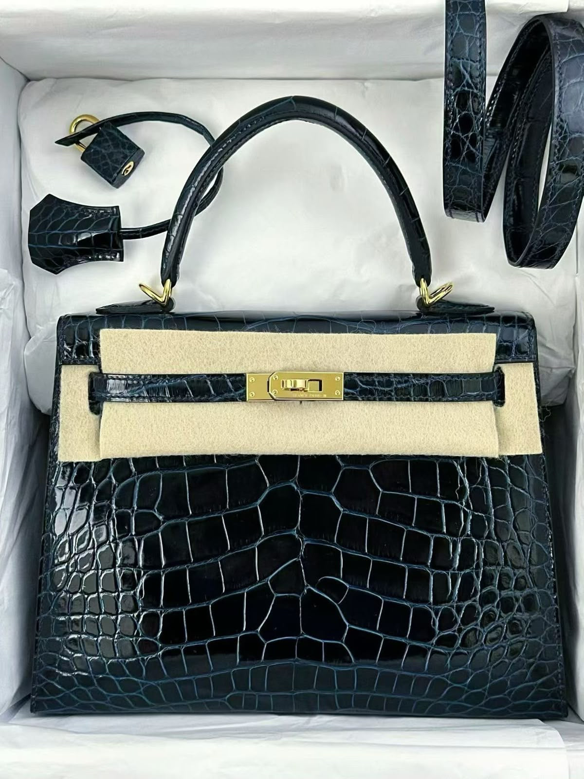 Hermes Kelly 25 Black Shiny Niloticus Gold hardware