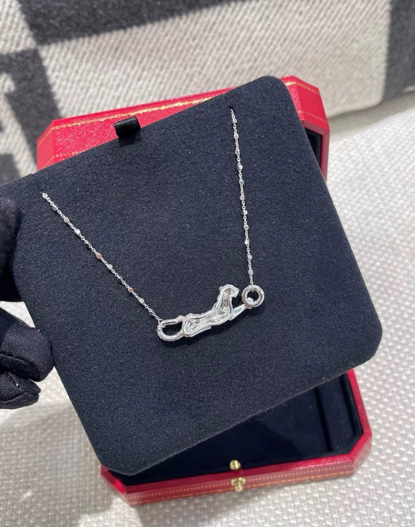 CARTIER PANTHÈRE DE CARTIER NECKLACE WHITE GOLD, EMERALDS, DIAMONDS