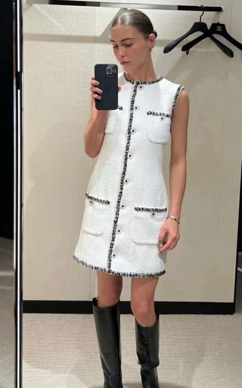 Chanel 22p white four-pocket tweed dress size 38 – Wararni.com