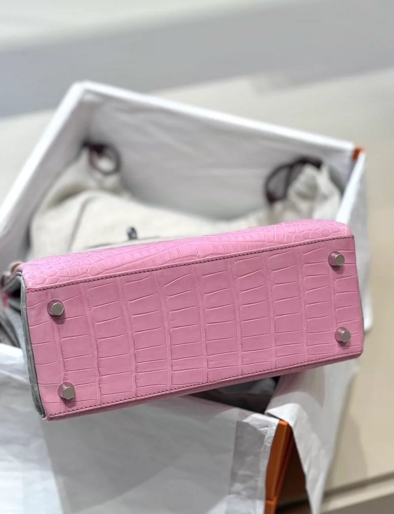 Hermès Kelly 25 5P Bubblegum & Pearl Gray Matte Crocodile Leather