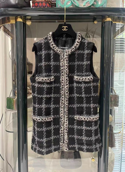 Chanel 22k Black, Gray, Ecru and silver vest size 36