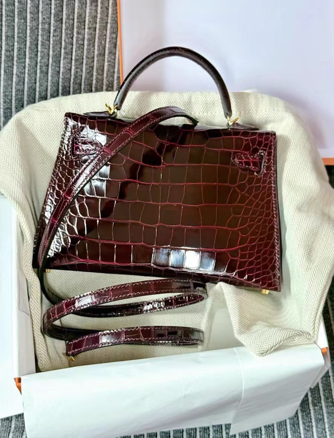 Hermès Mini Kelly 20 Red Bordeaux Shiny  crocodile leather Gold Hardware