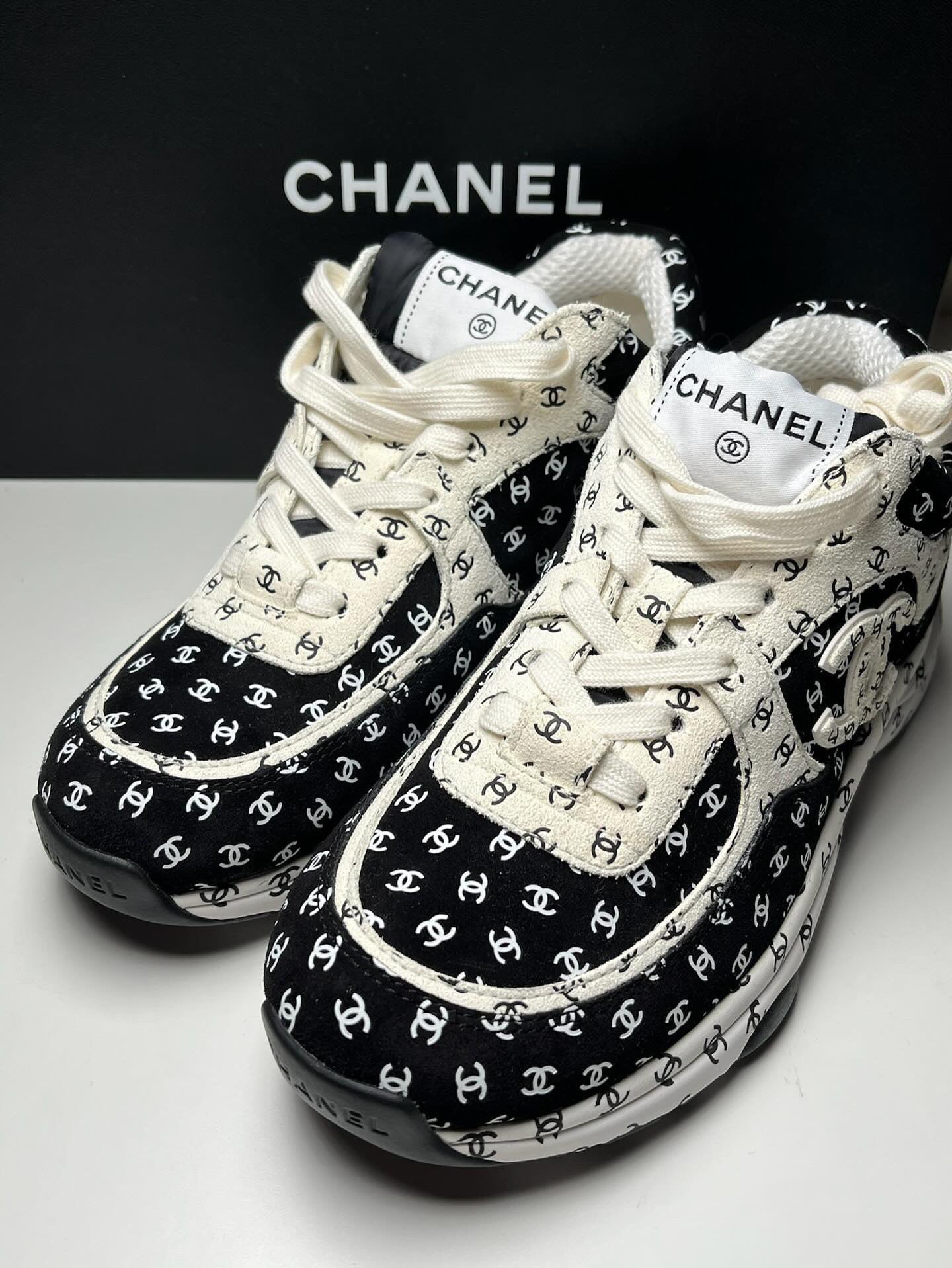 CHANEL White Black suede CC Logo Trainers Sneakers size 37C full set