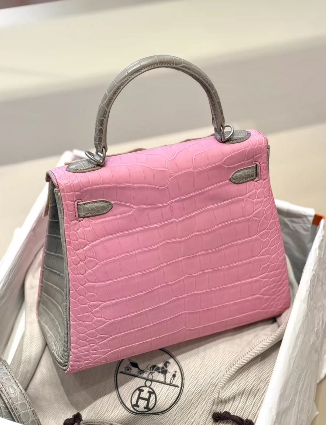 Hermès Kelly 25 5P Bubblegum & Pearl Gray Matte alligator Leather Palladium Hardware