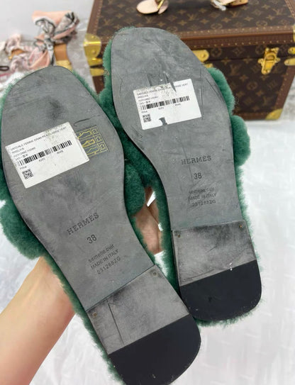 HERMÈS Sandals Oran size 38 fur Green