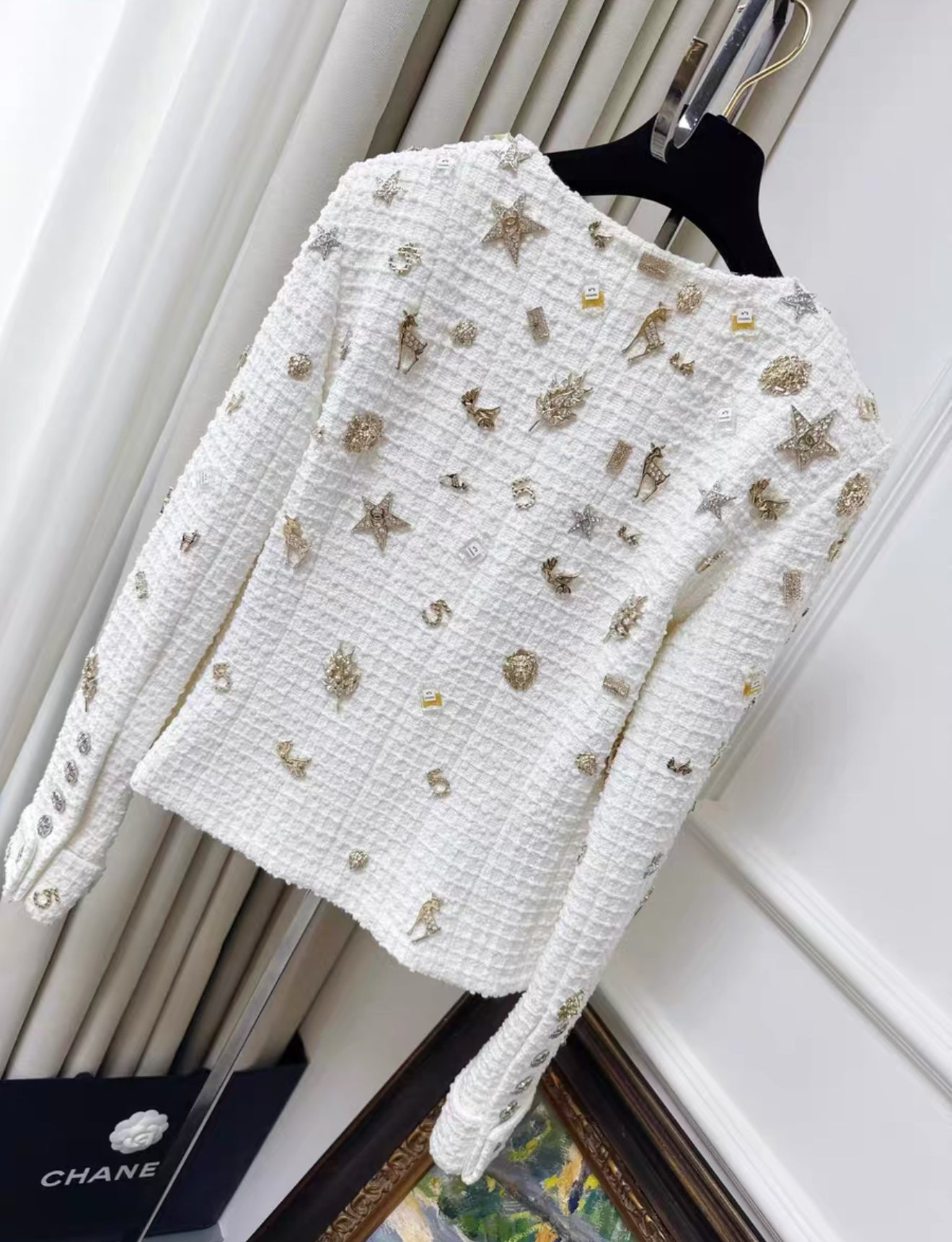 Chanel 22C White tweed jacket decorated with charms – Wararni.com