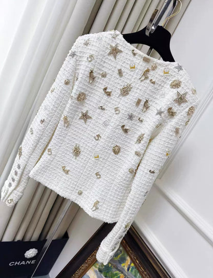 Chanel 22C White tweed jacket decorated with charms