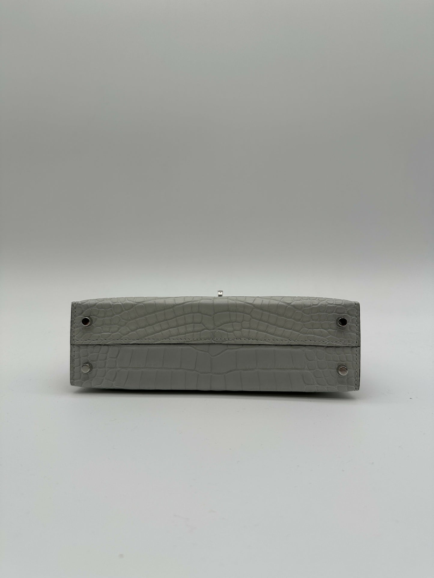 Hermès Kelly 20 Gris Neve Matte Alligator PHW K 2026