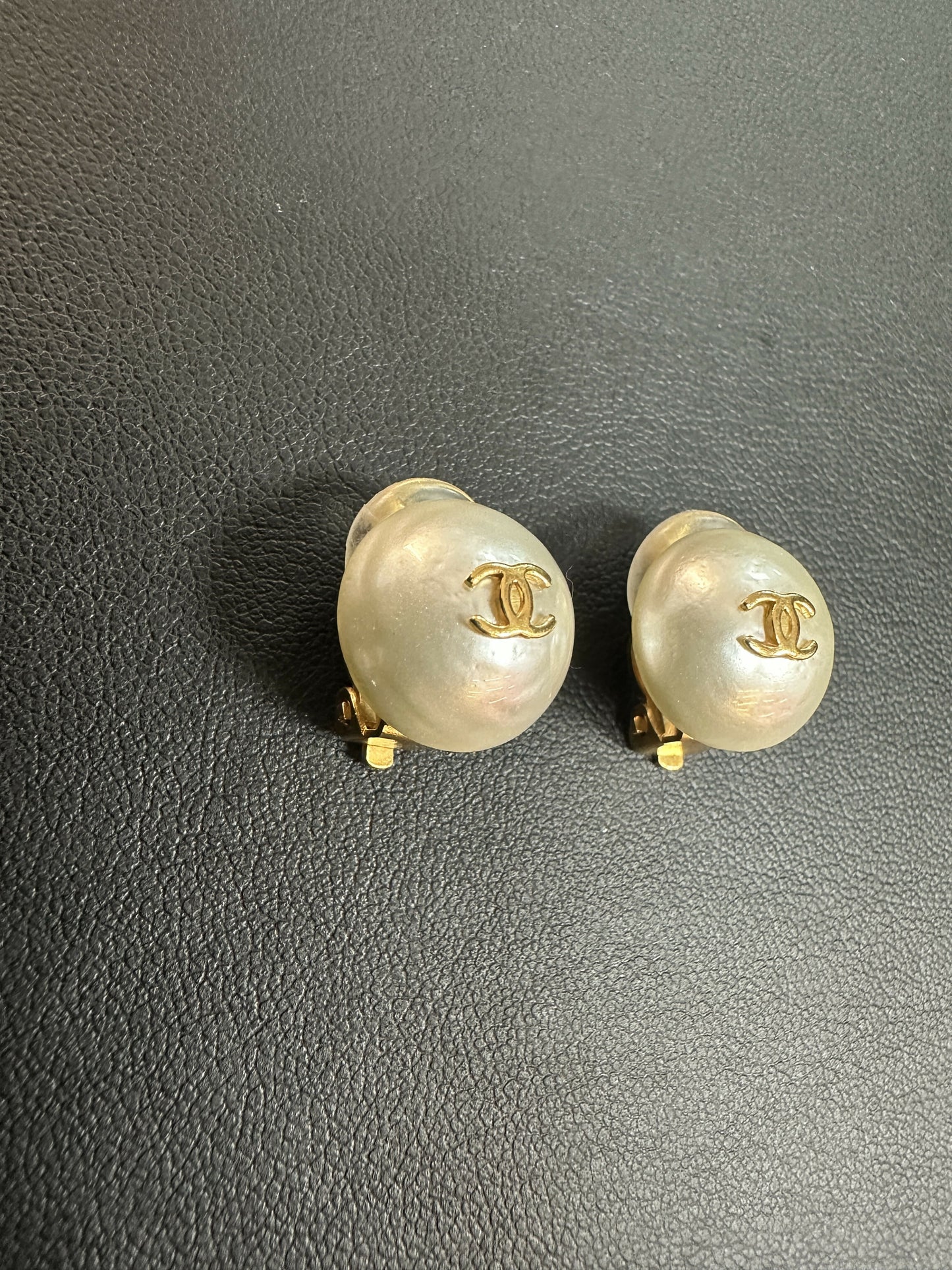Chanel Vintage 95A Imitation Pearl White Round Clip-On Earrings