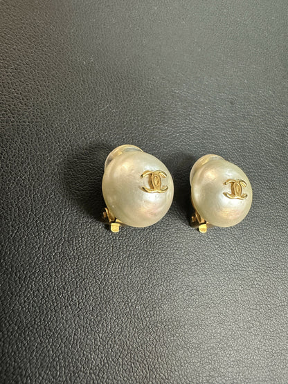Chanel Vintage 95A Imitation Pearl White Round Clip-On Earrings