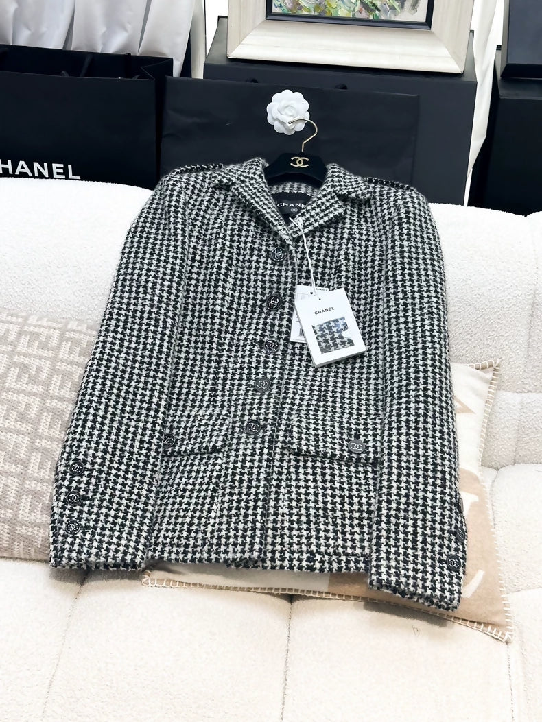Chanel 22 black and white houndstooth tweed jacket
