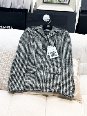 Chanel 22 black and white houndstooth tweed jacket
