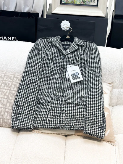 Chanel 22 black and white houndstooth tweed jacket
