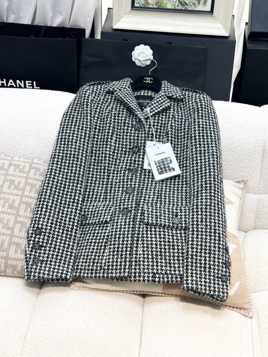 Chanel 22 black and white houndstooth tweed jacket