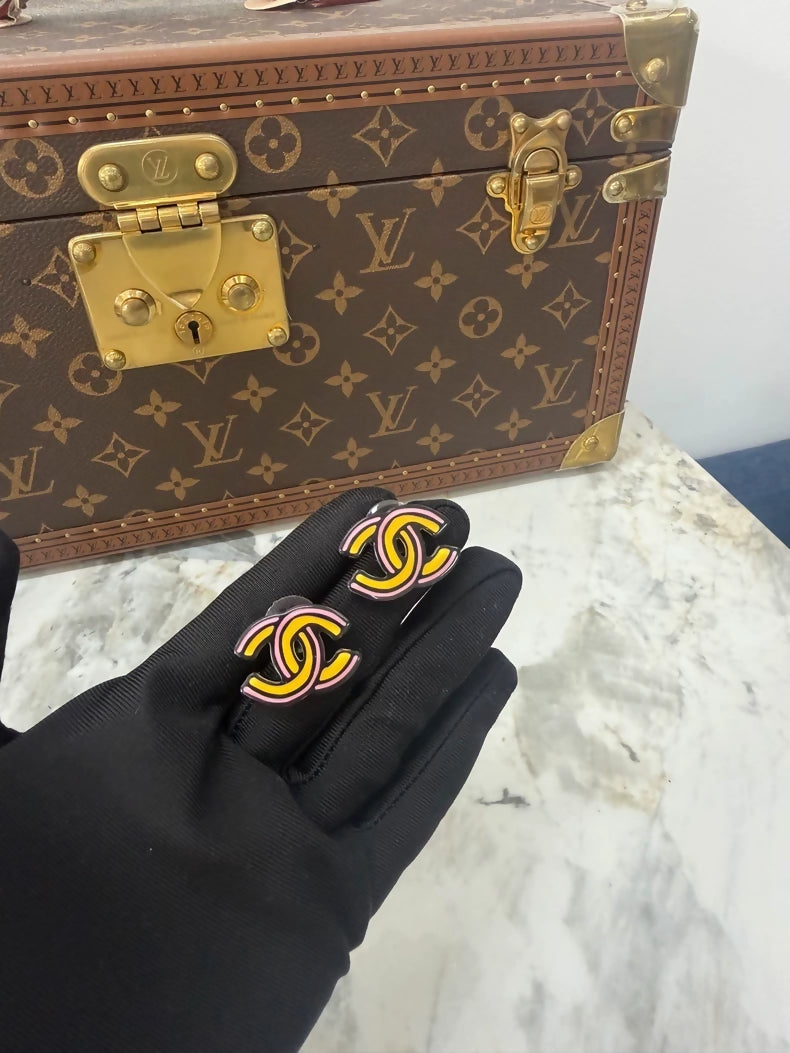 Chanel 23A comic-style double C earrings