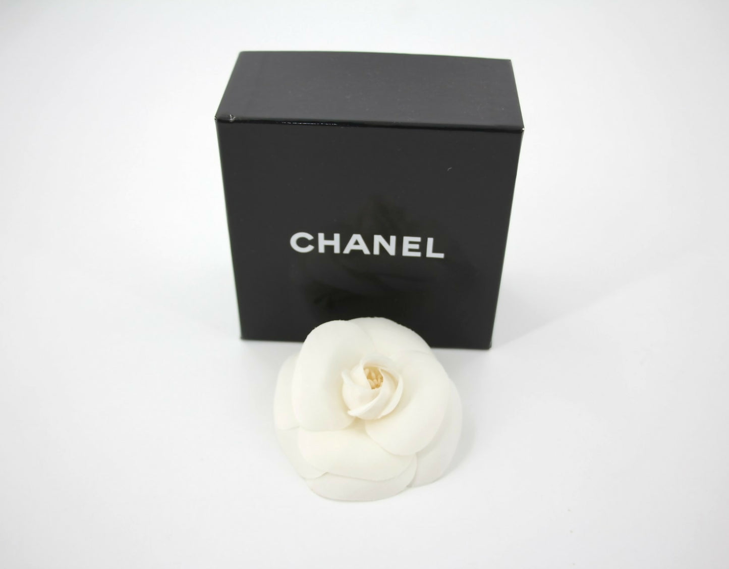 Chanel Vintage 81-85 Silk White Camellia Brooch