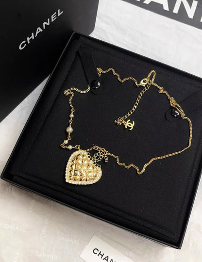 Chanel 24A gold heart-shaped diamond necklace