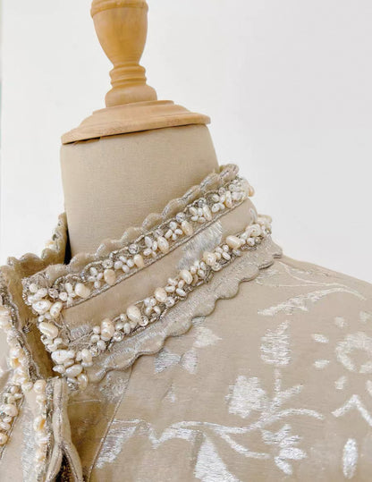 Chanel 2012 Pre-Fall Bombay Métiers d
Art collection pearl jacket