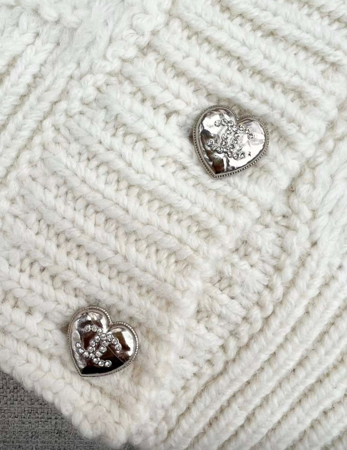 Chanel 21B white knit cardigan size 34. Brand new with tag