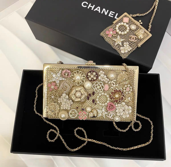 新品未使用☆CHANEL ゴールド☆カメリア☆ポーチ☆クラッチ☆ケース☆ C4B04AA9-3C2C-48BA-AFC2-