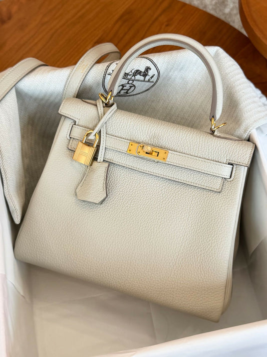 Hermès Kelly top-handle bag in pale grey grained leather with gold-tone hardware, padlock and clochette