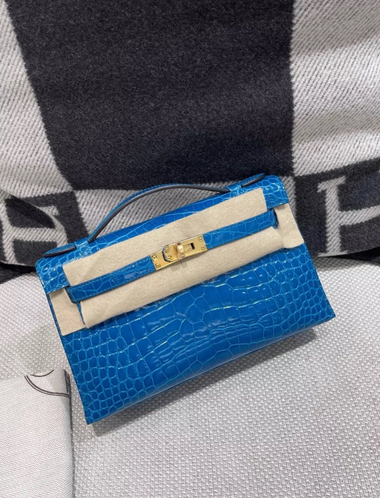 Hermès Kelly Pochette Blue Izmir Shiny Alligator Gold Hardware