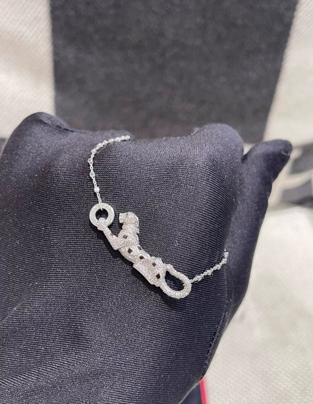 CARTIER PANTHÈRE DE CARTIER NECKLACE WHITE GOLD, EMERALDS, DIAMONDS