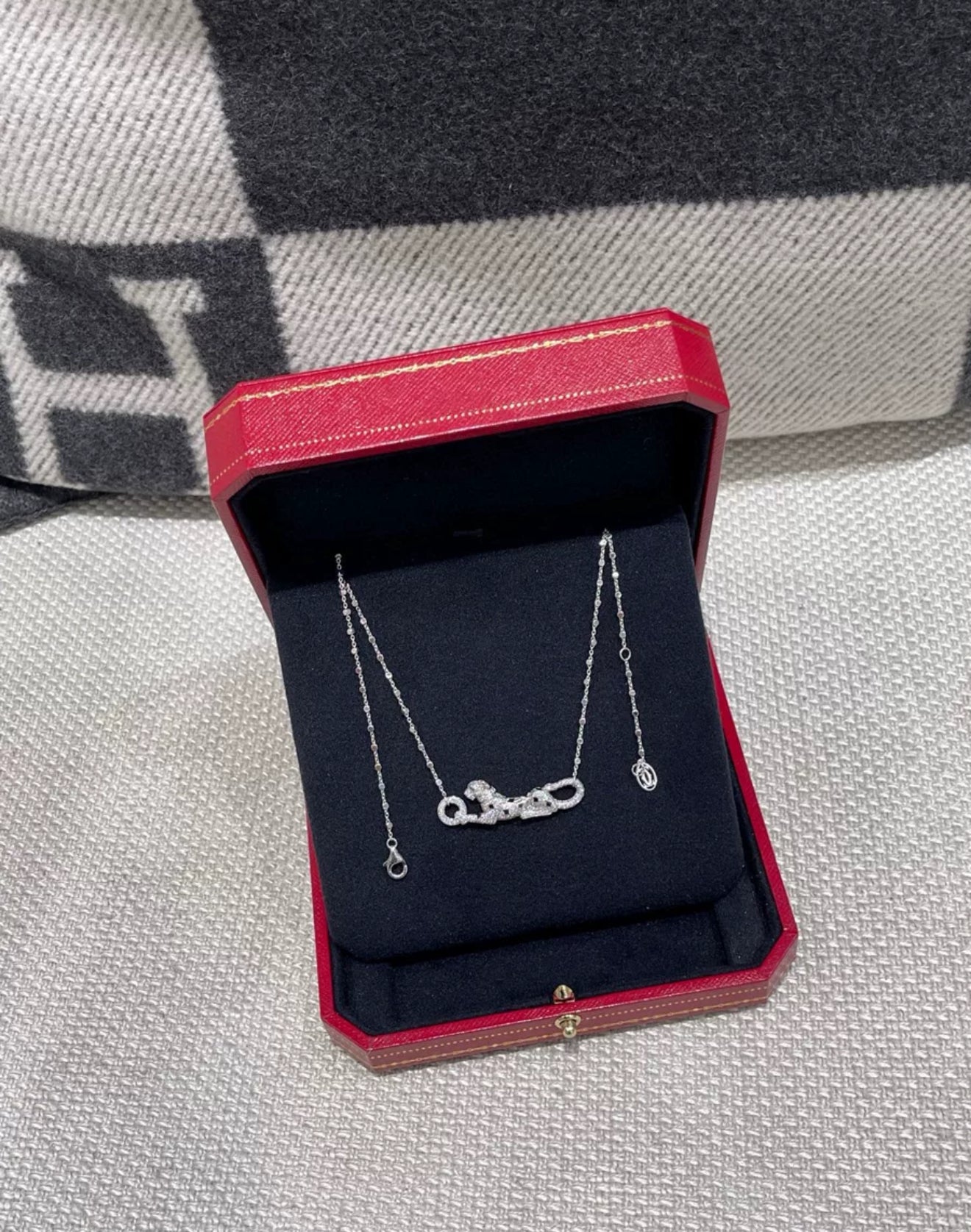 CARTIER PANTHÈRE DE CARTIER NECKLACE WHITE GOLD, EMERALDS, DIAMONDS