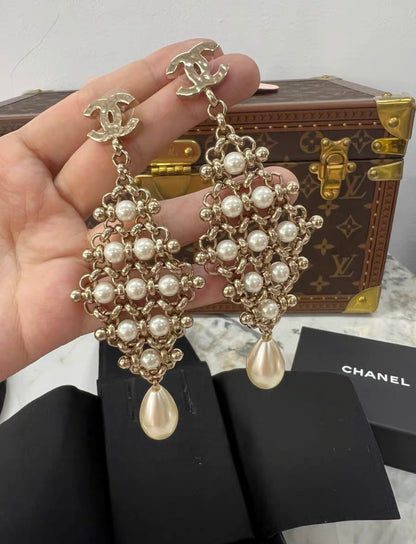 Chanel pearls earrings