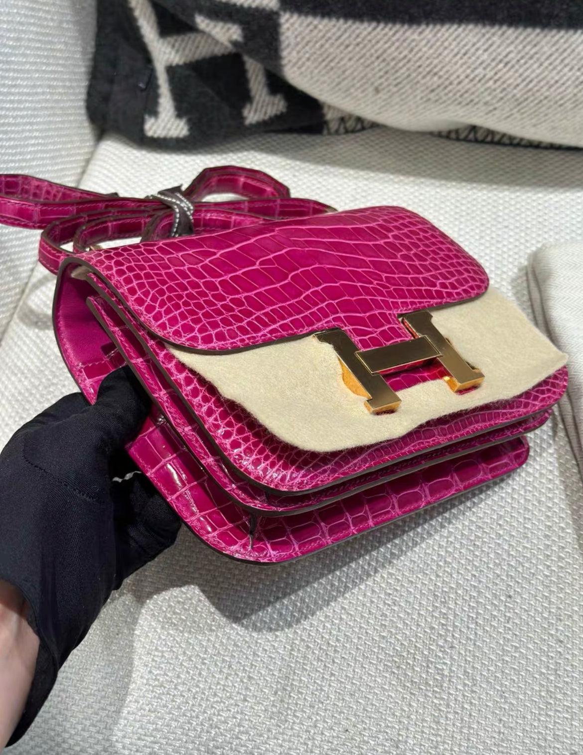 Hermès Constance 19 Rose Scheherazade Shiny Alligator Gold Hardware