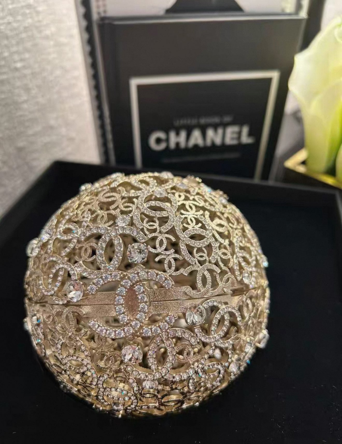 Chanel 25A SPHERE MINAUDIERE Strass, Imitation Pearls & Gold-Tone Metal