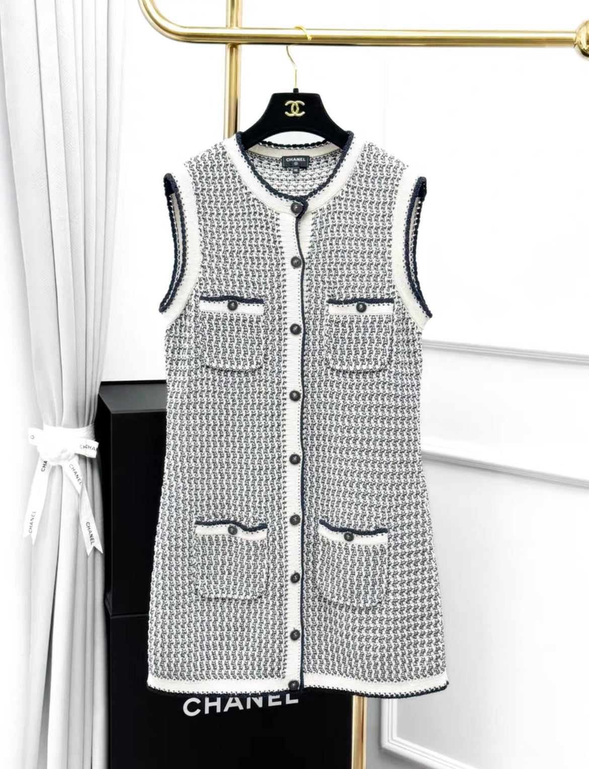 Chanel 2022 pre-spring summer collection black and white four-pocket tweed dress size 40