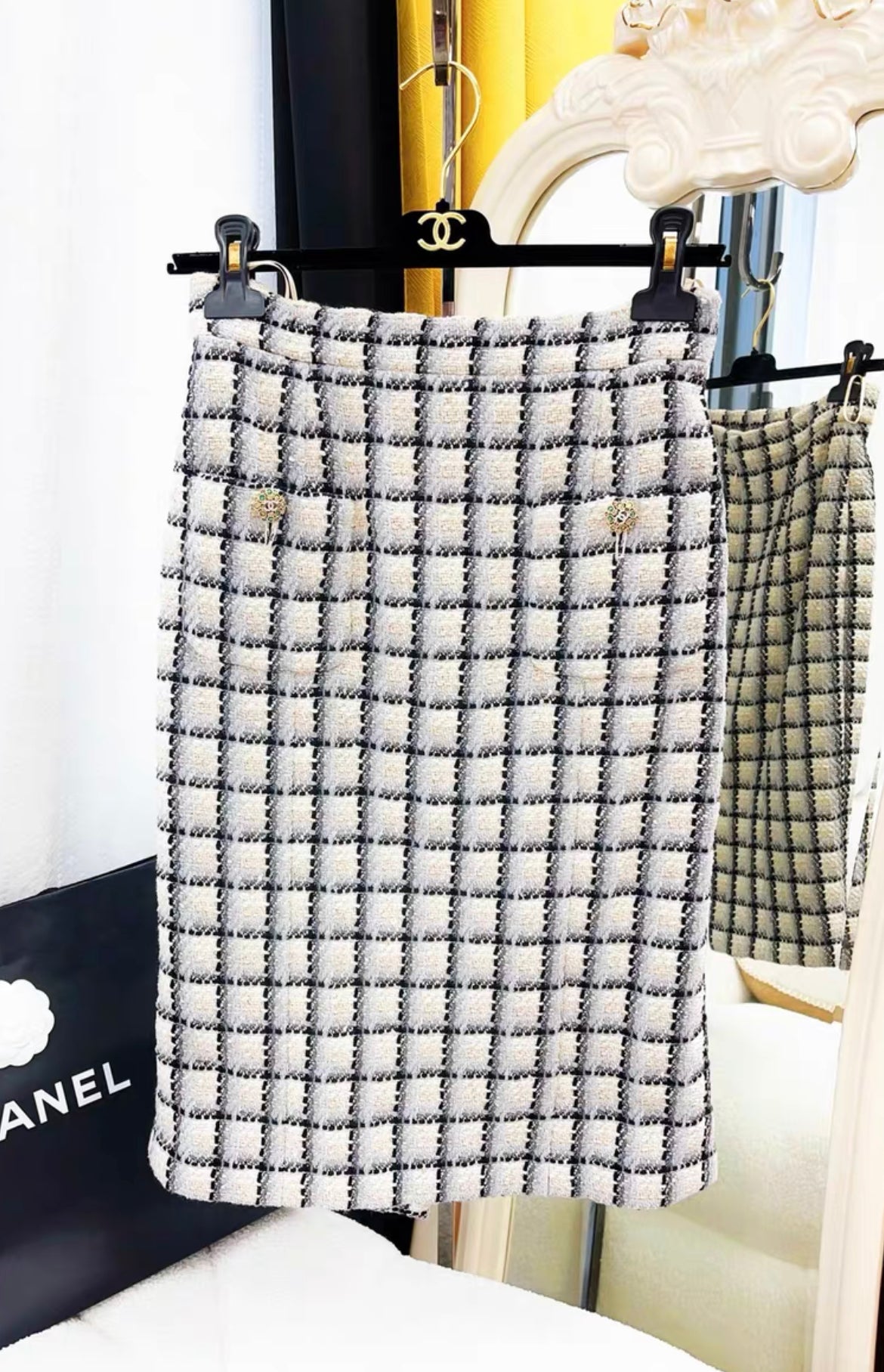 Chanel 22K black & white tweed skirt size 34