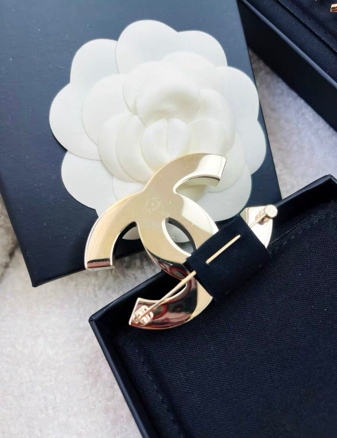 CHANEL ダブルC ブラック＆ホワイト エナメルブローチ CHANEL 23C Large Black/White Enamel Gold CC Logo Metal Brooch Pin