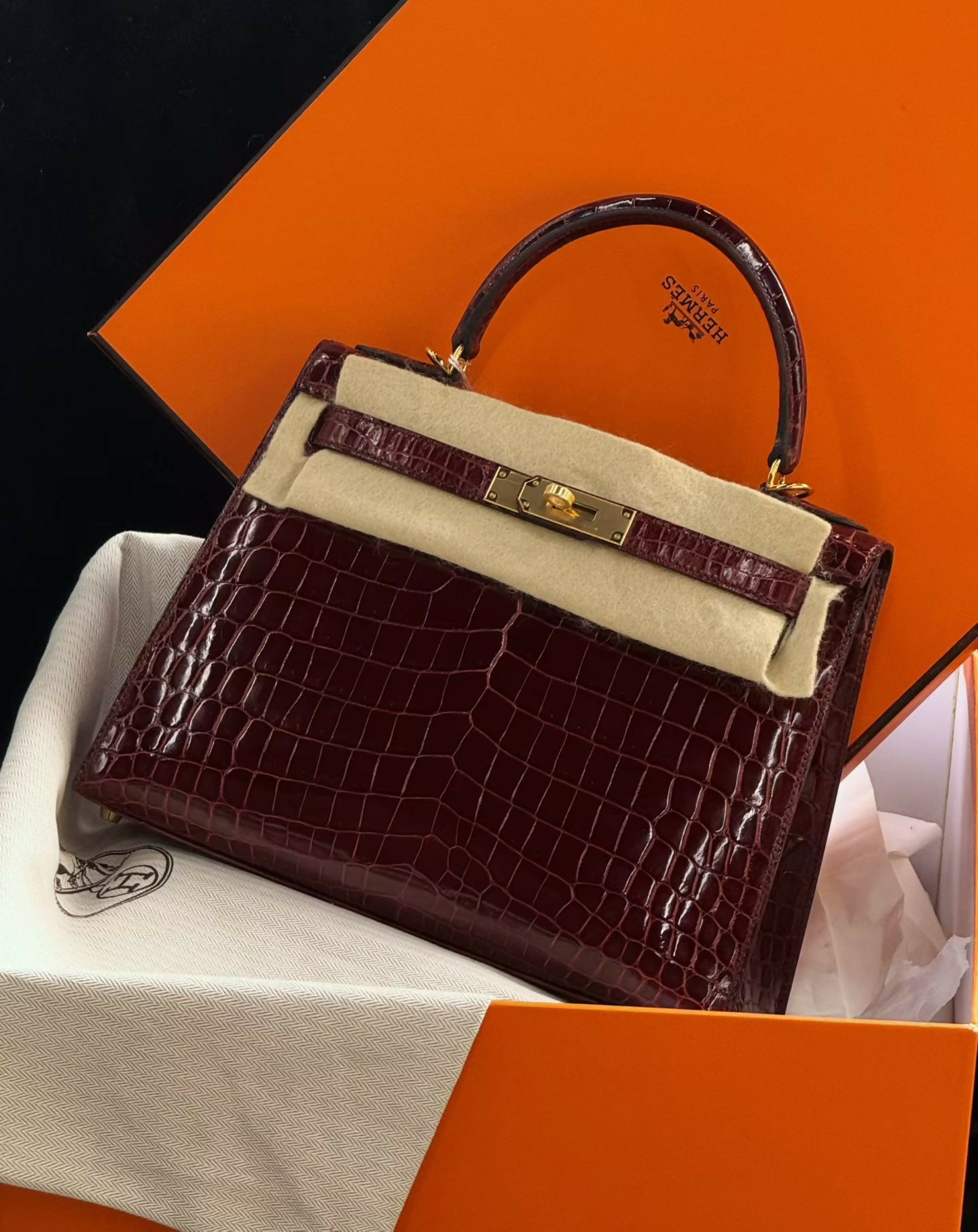 Hermès Kelly 28 Bordeaux Lisse (Shiny) Niloticus Crocodile with Gold Hardware