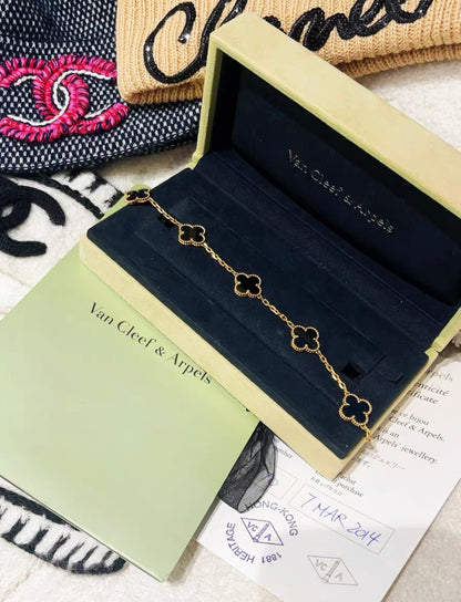 Van Cleef & Arpels Vintage Alhambra bracelet, 5 motifs
18K yellow gold, Onyx